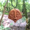 Zadziwienie - Ręcznie rzeźbiona drewniana zawieszka / Wonder - Hand-carved wooden pendant